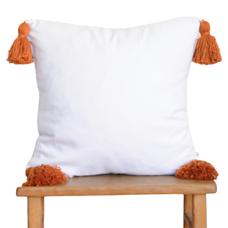 Biała poszewka BOHO z rudymi frędzlami