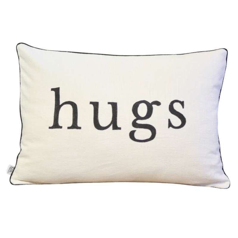 Poszewka z napisem - HUGS