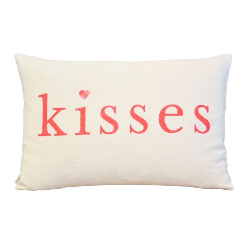 Poszewka z napisem - KISSES