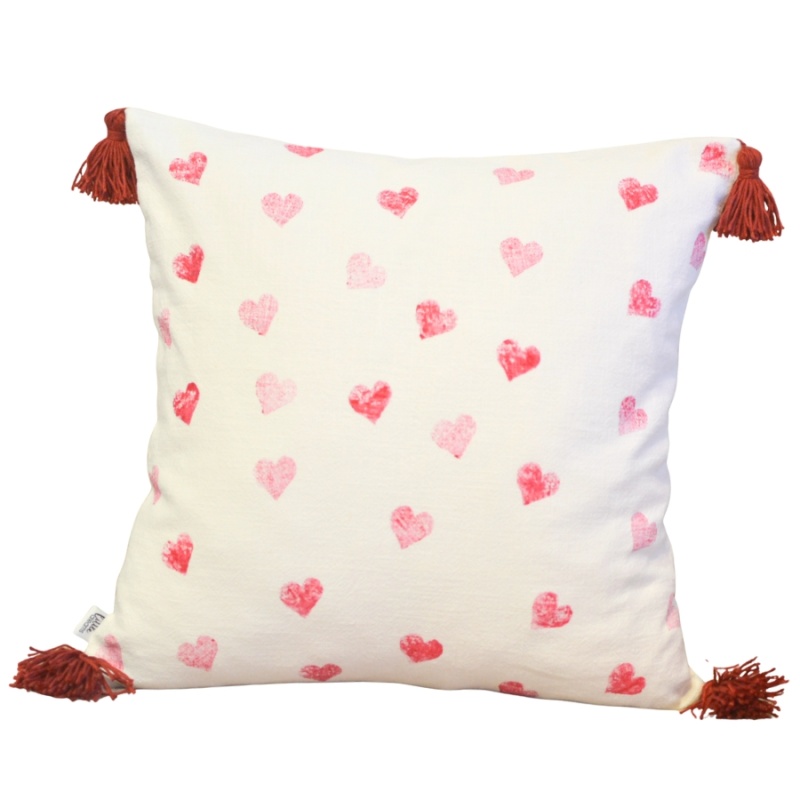 Lniana poszewka w serduszka z frędzlami
