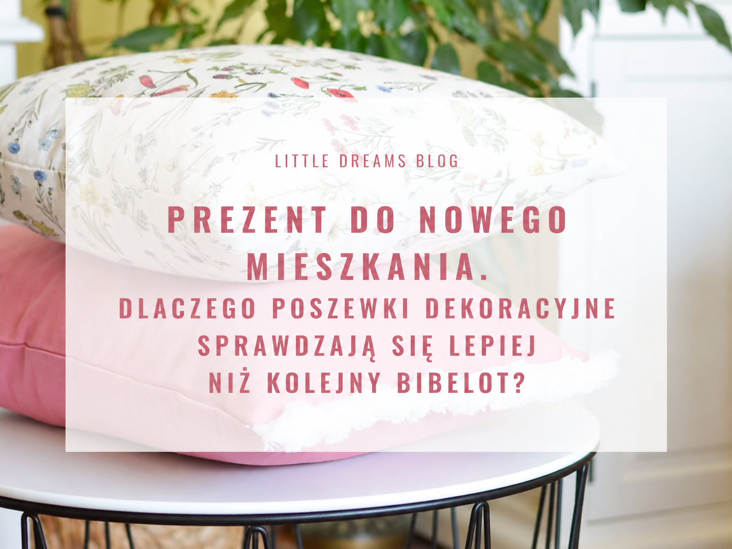Prezent do nowego mieszkania. Dlaczego poszewki dekoracyjne sprawdzają się lepiej niż kolejny bibelot?